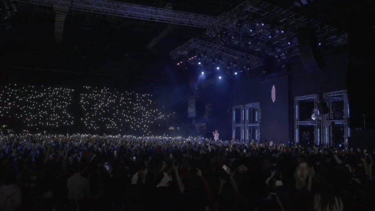 Lali cantó 31 canciones en el luna park, 25 temas solista y 6 feat. 
Invitados solo Mau y Ricky y los Malevo. 
El resto del show fue solo de ELLA. 
Podrán? NO