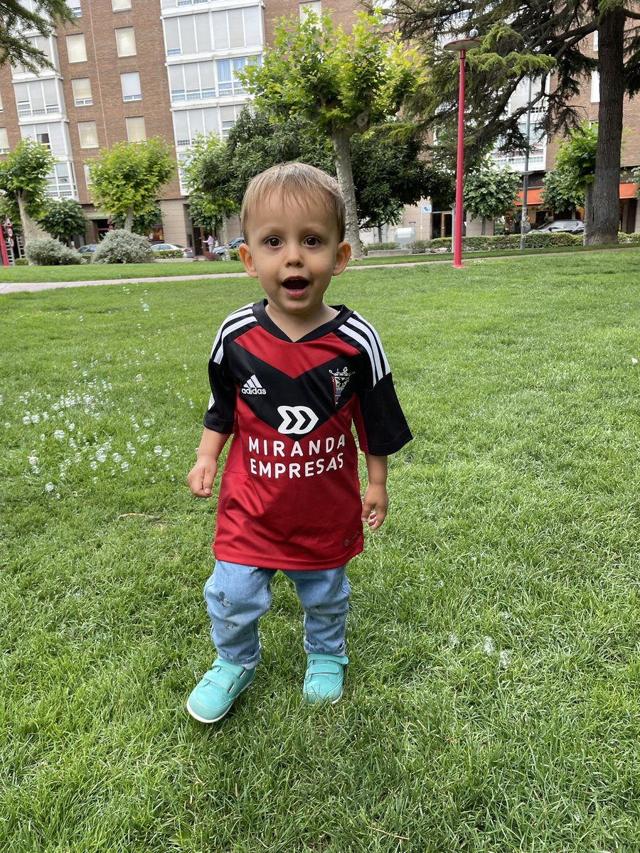 josebaandoni78's tweet photo. El ya disfruta con la nueva armadura @CDMirandes ❤️🖤
#ConVdeValiente #DePadresAHijos #AupaMirandés https://t.co/e70GUV2MXU