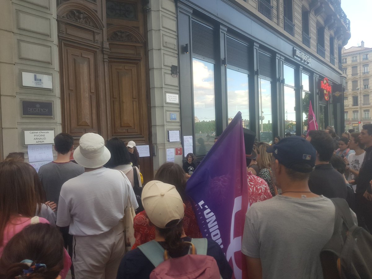 LePG69's tweet photo. 🛑 La revocation du droit à l'avortement par la Cour suprême des États-Unis est une attaque et un recul grave des droits des femmes ! Résistance #mybodymychoice
✊Soutien aux Américaines , ici à #Lyon et partout dans le monde
#EtatsUnis #USA #IVG 
@LePG @UnionPop69 https://t.co/ErZEpRkcl9