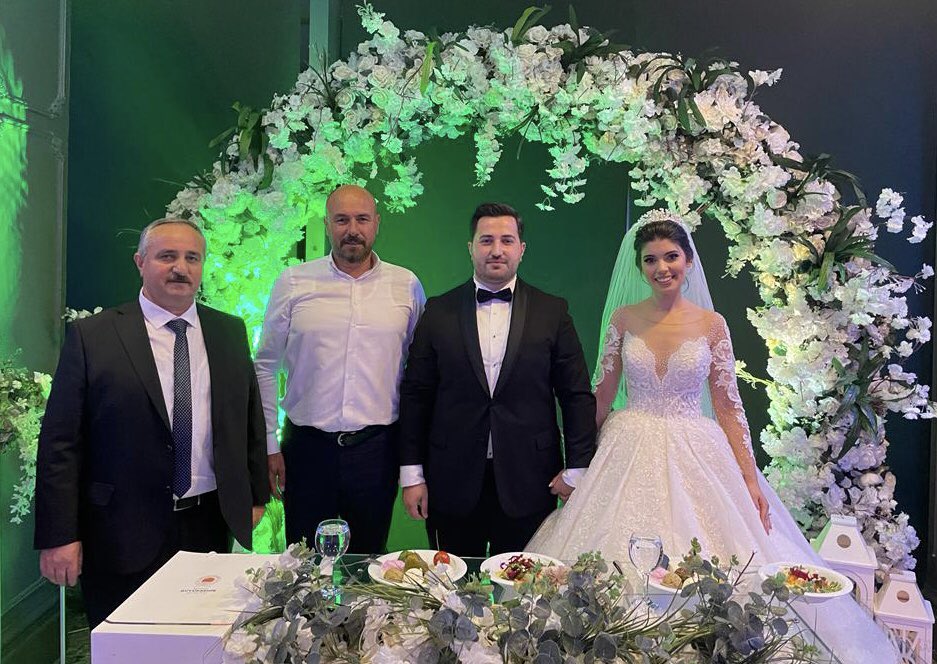 hasantogar's tweet photo. Kuru ve Baş ailelerinin kıymetli evlatları Büşra ile Emre’nin düğün merasimine katılarak mutluluklarına ortak olduk. Çiftimize sevgi saygı gölgesinde bir ömür boyu mutluluklar dilerim. https://t.co/LPuOM5KAkM
