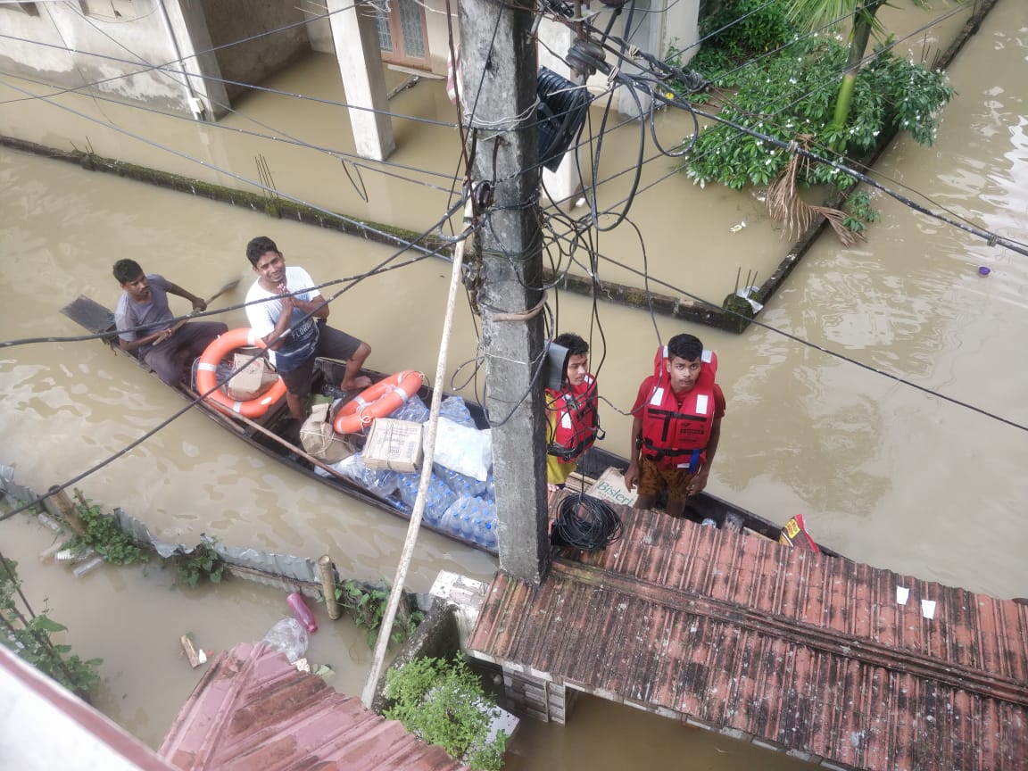 _Debaprio's tweet photo. Volunteers led by Mr Amit Das delivered water and other items at out place in Chengkuri road. Gratitude. #silcharunderwater #silcharflood #silcharneedshelp https://t.co/YNjCjx40z3
