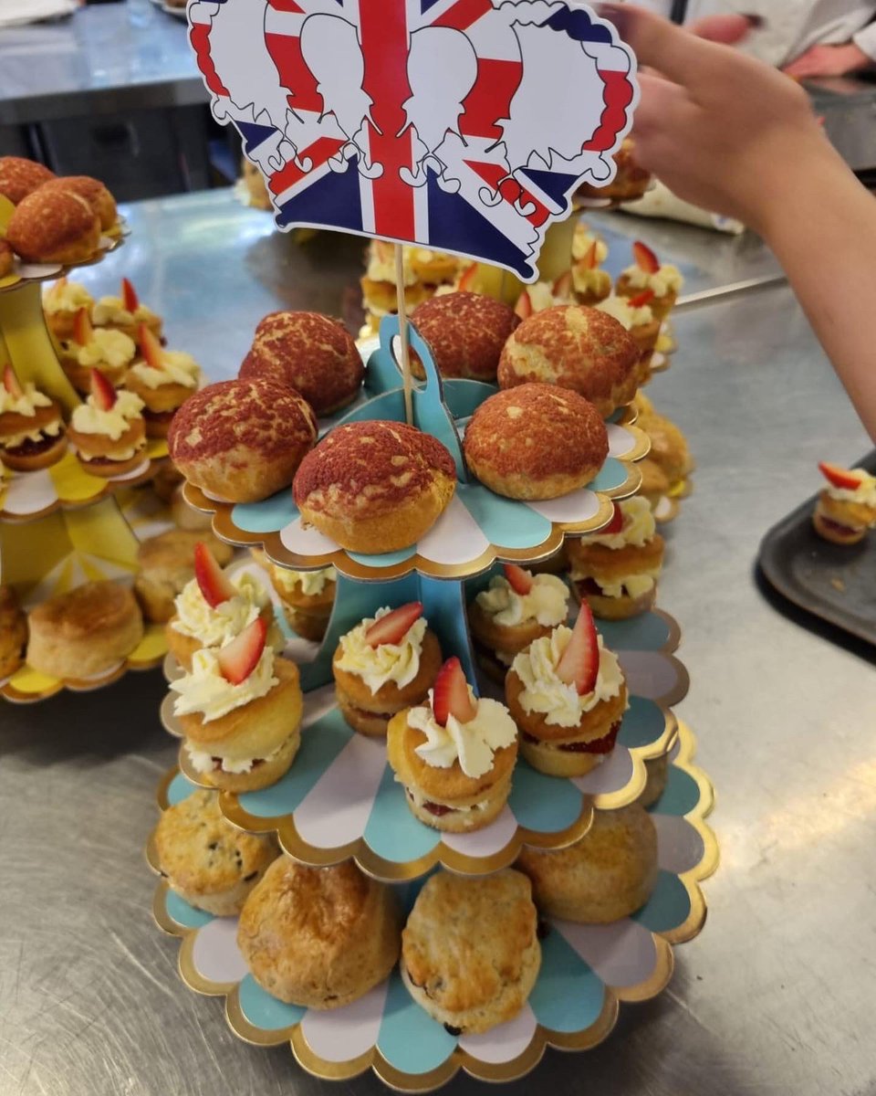 Ginger &amp; Spice will be serving guests a delicious afternoon tea from 1pm-4pm on Finals Day this Sunday.

You can purchase on the day but to guarantee availability please book at eshertennis.co.uk/finalsday

🫖🍰🎾