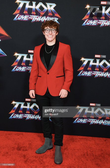 2 pic. I got my pictures from the Thor Love and Thunder Premiere :) https://t.co/poULIQgmOL
