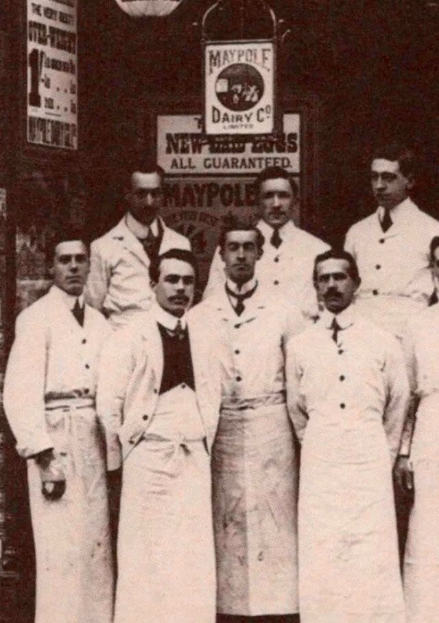 Meet the starched white whipping (cream) boys of the Maypole Dairy on King Street, Hammersmith c 1917. 🥛