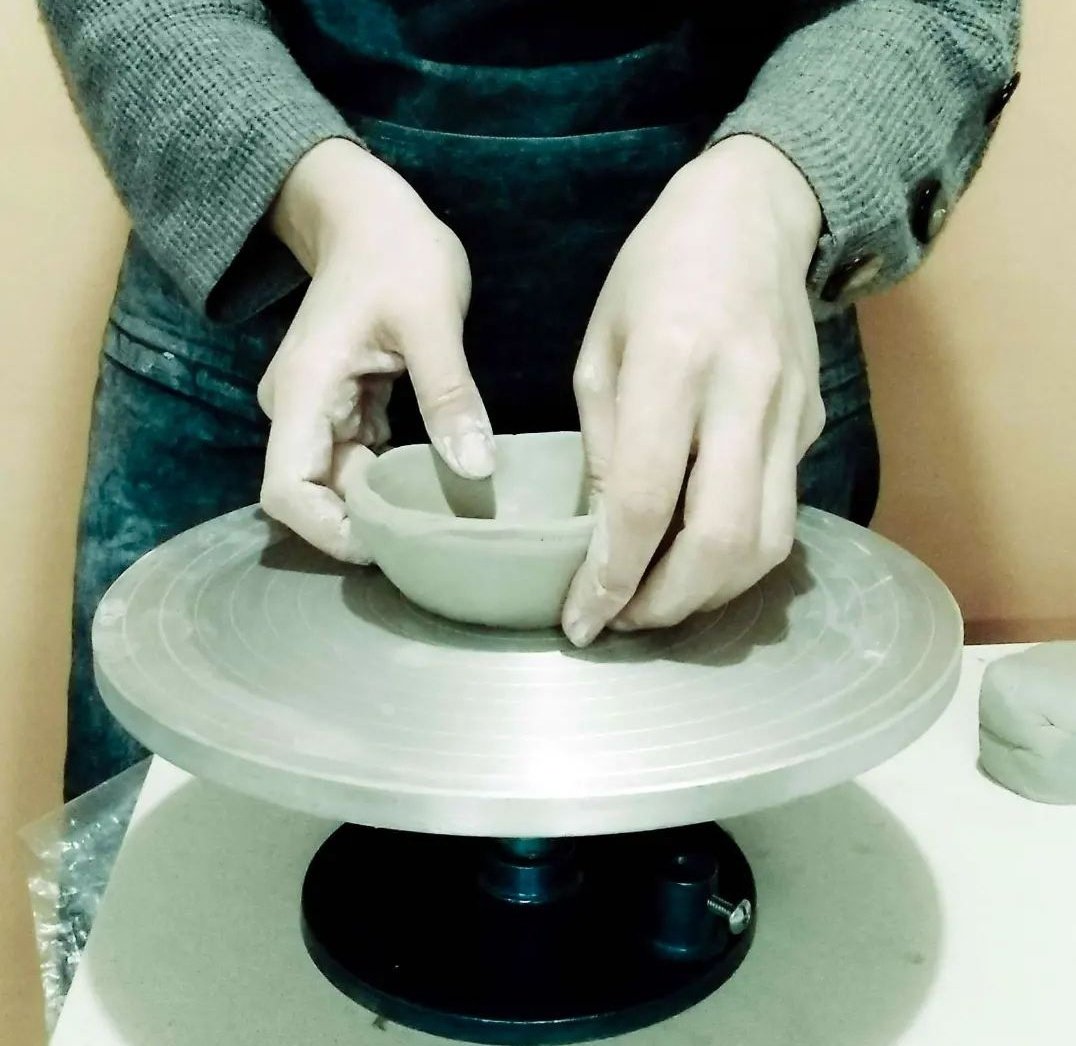 germugermu's tweet photo. Mi hermana artista dedicó sus ahorros y mucho tiempo para poder abrir su Taller de Cerámica, en Chacarita, Cap. Fed.
Si me ayudan a difundir para que tenga mucho éxito, porque se lo merece un montón, lo agradezco de corazón! 🙏🏻❤️
En Instagram: arenal.espaciocreativo o 1165222225 https://t.co/axGZ88m8OY