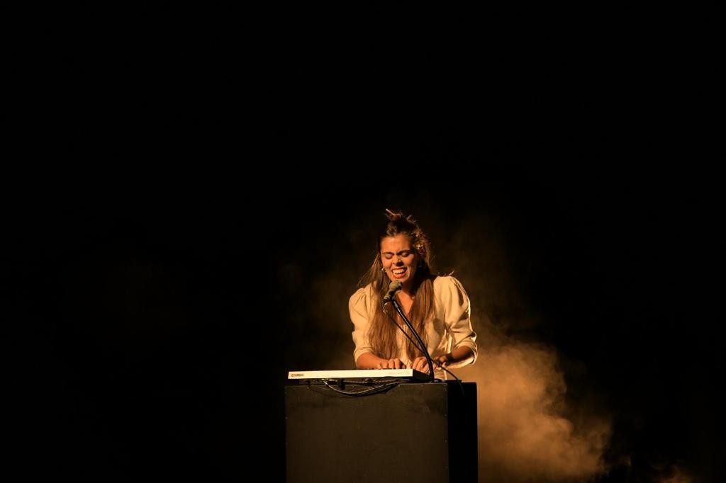 aphonicabny's tweet photo. L' #AnnaFerrer captiva el Teatre Municipal de Banyoles presentant el seu nou espectacle 'Parenòstic'! Una proposta on barreja els seus dos universos: tradició i creació ✨
#aphonica #aphonica2022 #festival #veu #banyoles https://t.co/B5Vej5g41h