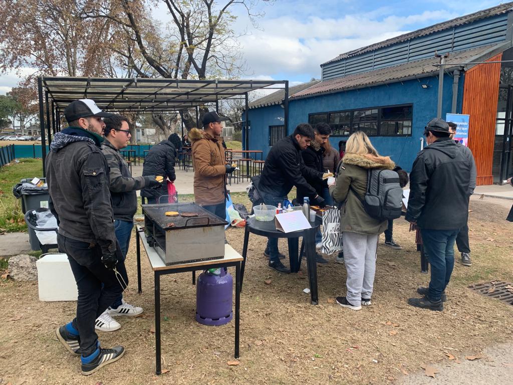 SpeUnaj's tweet photo. Buenas a todos!
En el día se hoy se realizó el 2do Petropaty 🍔 fue un éxito! SOLD OUT 💪🏻Muchas gracias a todos los que se acercaron a comprar y a los compañeros que participaron 🥳
#wearespe https://t.co/brOOhEaec6