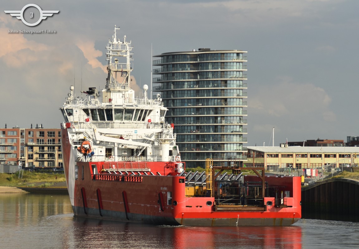 Schollekop79's tweet photo. Visite van #Vroon uit #Breskens, de VOS Partner, bootje gaat dus voor #LangLeveDeLiefde #LLDL https://t.co/kvj2549aFY