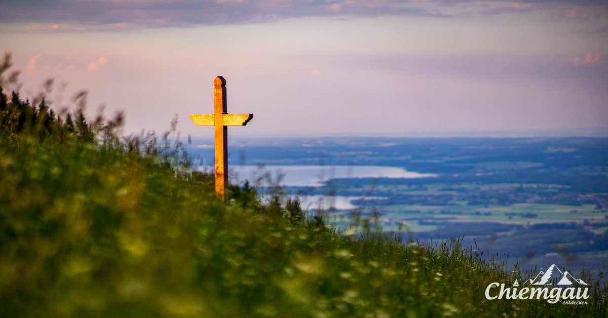 Der_Chiemgau's tweet photo. Der Erlbergkopf quasi von hinten fotografiert. Die Abendsonne leuchtet schön auf das Kreuz während ich im halbhohen Gras vor den Kühen liege und mir das Seepanorama betrachte. #chiemsee #chiemgau https://t.co/MEjob0ewkg