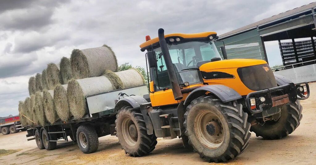 DEFENDERist's tweet photo. The sun wasn't exactly shining and I didn't exactly make the hay... but yep whatever 🚜
#makehaywhilethesunshines #jcbfastrac #jcb #jcbagriculture #agri #tractors #farmlife #farmingphotos #fithwheel https://t.co/xBJ2pKRJHn