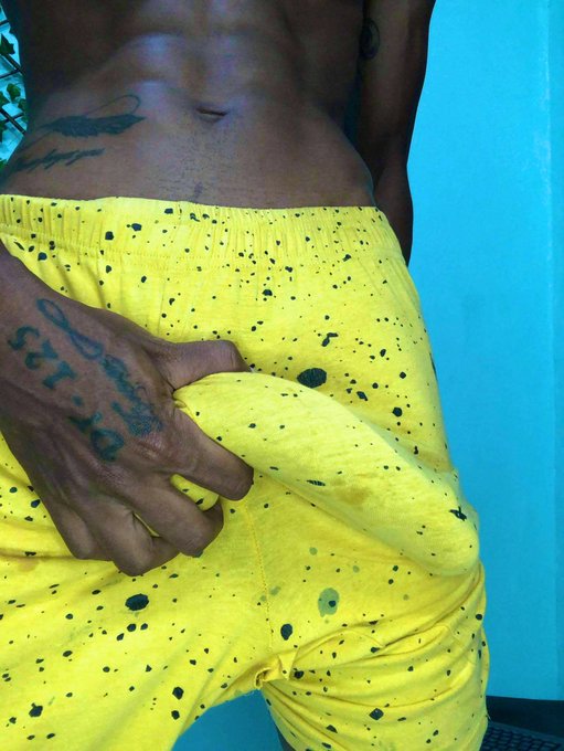 Danm🥵 aver esos #RT https://t.co/35hLv1DzId<a href="/tag/rt"class="tags">#RT</a>