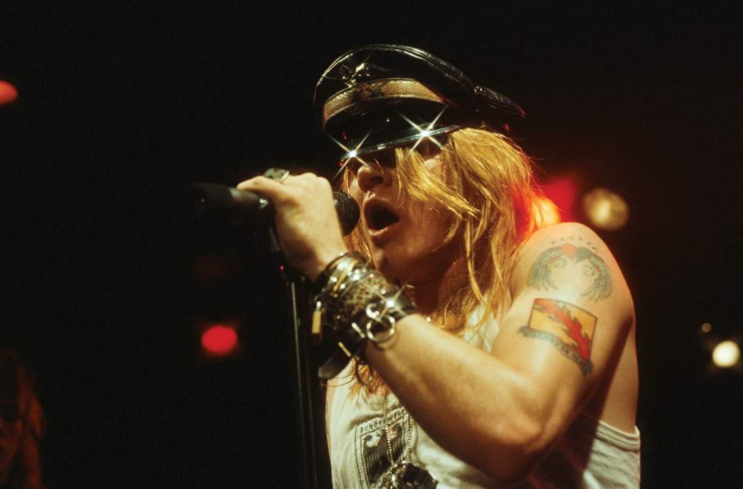 First50GigsS's tweet image. #First50gigs Amigos, ¡queremos saber de ustedes! 

Si tienen una historia de una de sus canciones, ir a un show de #GNR o conocer a uno de los miembros, COMENTEN o envíen un mensaje de audio en nuestro sitio web, ¡para tener la oportunidad de aparecer en un episodio en el futuro!