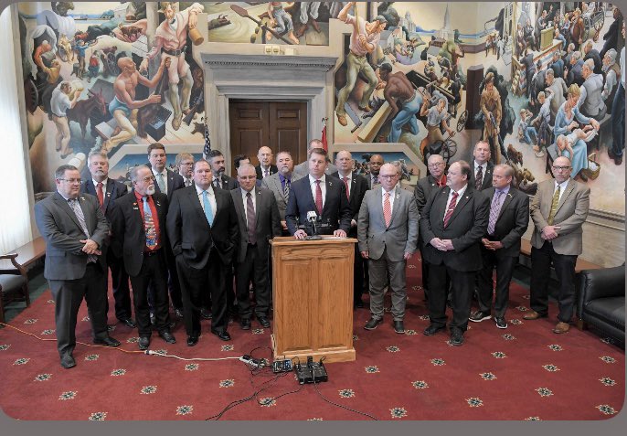 "N’oubliez jamais qu’il suffira d’une crise politique, économique ou religieuse pour que les droits des femmes soient remis en question. Ces droits ne sont jamais acquis. Vous devrez rester vigilantes votre vie durant." 
Simone de Beauvoir