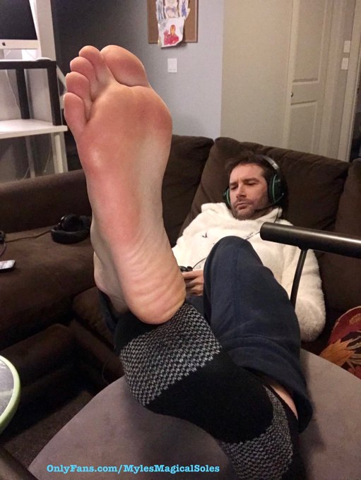 Should we take off that other sock? I&rsquo;m a bit distracted right now, so you&rsquo;ll have to do it&hellip; https://t