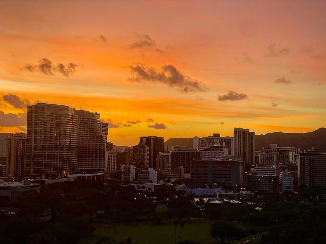 HawaiiIRL's tweet photo. Nothing like a summer sunrise! #via @jbroz12 Team sunrise or Team sunset?
Waking up early before anyone else to catch a vibe,is such a vibe. #teamsunrise here. https://t.co/ccittJydCK