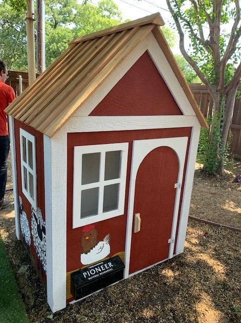 IrvingPD's tweet photo. The FAC serves the Irving community &amp; is primarily for residents who have been victims of crime. Our Play Therapy Garden is a space where kids can go process their feelings in nature through sand play, water play, &amp; life play.  1/2 https://t.co/ybpDUZ66y0