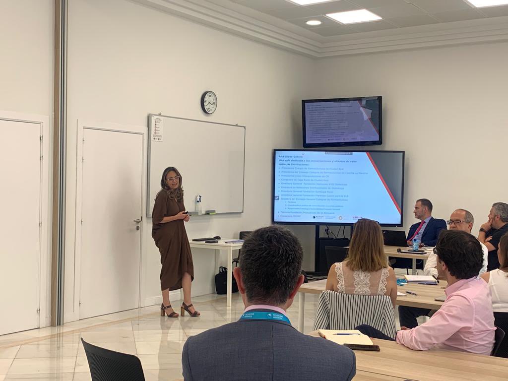 LiderGobCorp's tweet photo. #ProgramaDesarrolloDirectivo 🗣 Hoy @analopezcasero ha explicado la importancia de las cadenas de valor compartido, “iniciativas con impacto social que benefician a determinados sectores de la población más vulnerables, pero que generan valor para todos los que la realizan”. https://t.co/3Td8ItfzHm