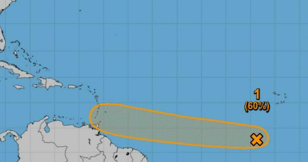 RCI_MQ's tweet photo. Le NHC surveille une onde tropicale située dans l'Atlantique Est https://t.co/UsCS1wnbwX https://t.co/HSpbjrK9oI