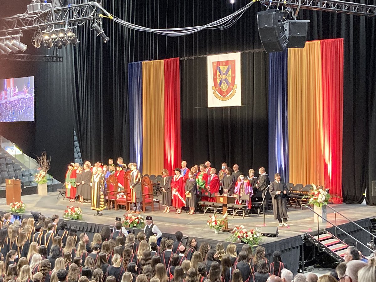 RBacch39's tweet photo. #QueensUGrad22 #GoEmmaGo https://t.co/LUKZ22nFsQ