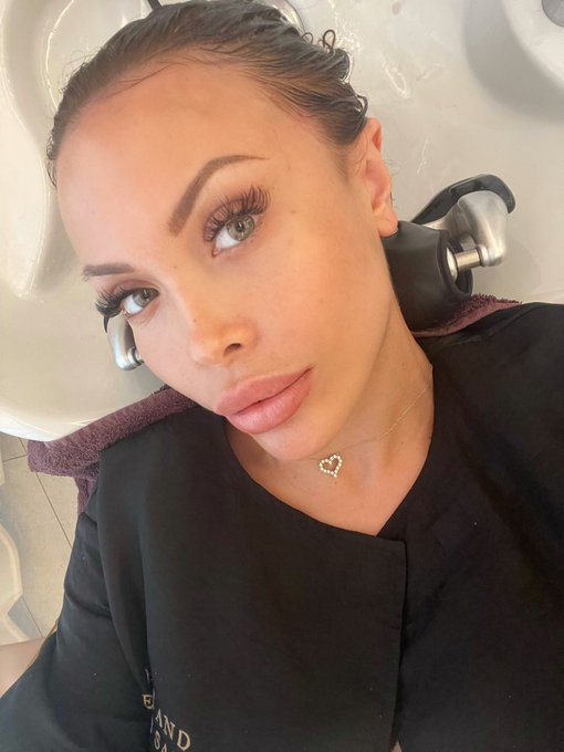 2 pic. Hairdresser today ?‍♀️ https://t.co/r81kIawJLk