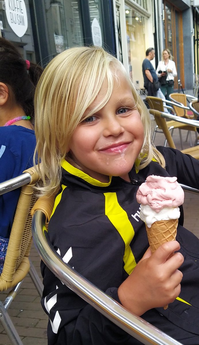 Broer, zus en mama alle drie een feestje. "papa dan maken wij ook een feestje samen. Ik kies happy garden, mac of pizzeria en ijs na. Daarna nog opblijven, en jij mag een biertje!" zeg dan nog maar eens nee. #heerlijkventje