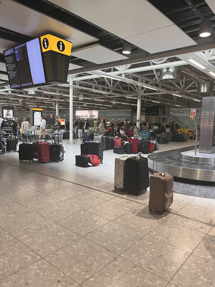 sophalabaster's tweet photo. The news is right. @HeathrowAirport what is going on?! https://t.co/52NyaRGIJ8