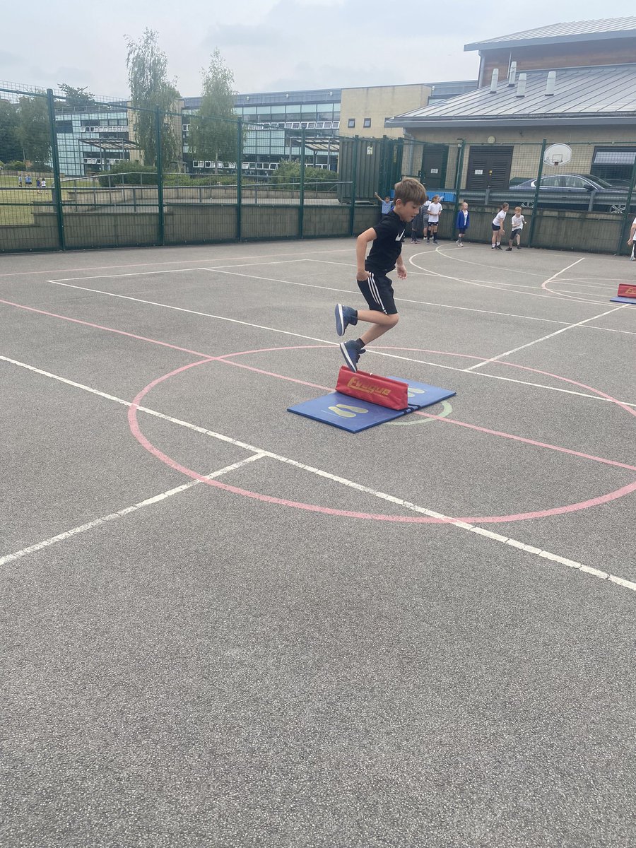 HighViewY4's tweet photo. Our Year 4s are brilliant at speed bounce. Working as a team to help create points during Sports Week. Showing great commitment and resilience. Well done! #sportsinschools #year4 #primary #speedbounce https://t.co/qGoq8I33Xd