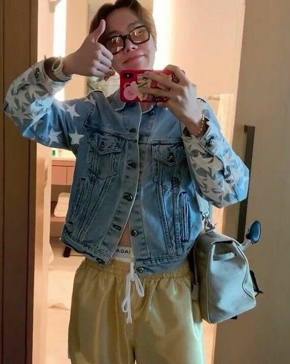 hobismiiles's tweet image. study dates w the bby🥰✨  #SArmySelcaDay #SASD #SArmy @BTSPROJECTRSA @BTS_twt