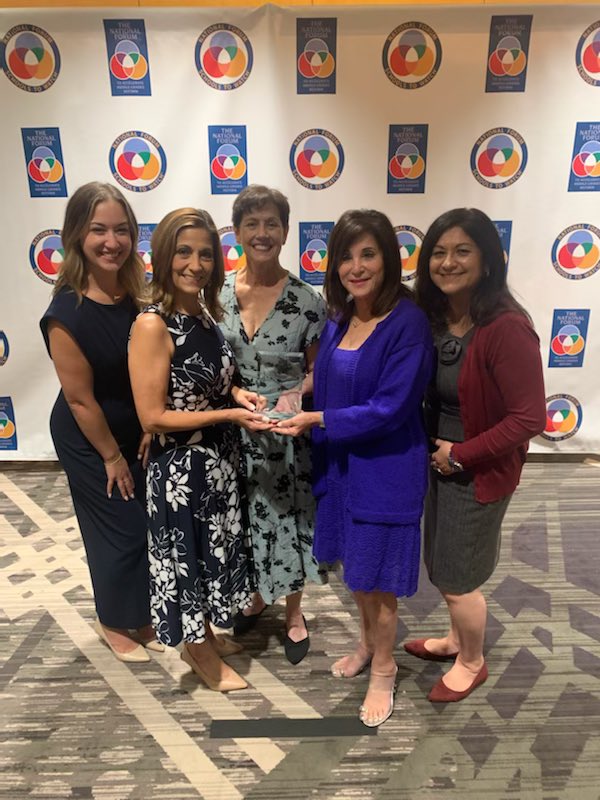 LaderaVistaJH's tweet photo. Proud to receive our National Schools to Watch Redesignation 1! #stw2022 #FSDLearns @FullertonSD https://t.co/h5nfO7H7bS
