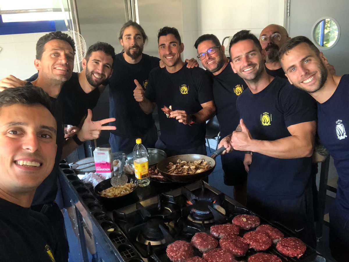 Nada como celebrar tu cumpleaños con tu segunda familia. Lo peor ver que ya vas siendo el más viejo😂,pero siempre con la misma ilusión <a href="/BomberosFuenla/">Bomberos Fuenlabrada</a>