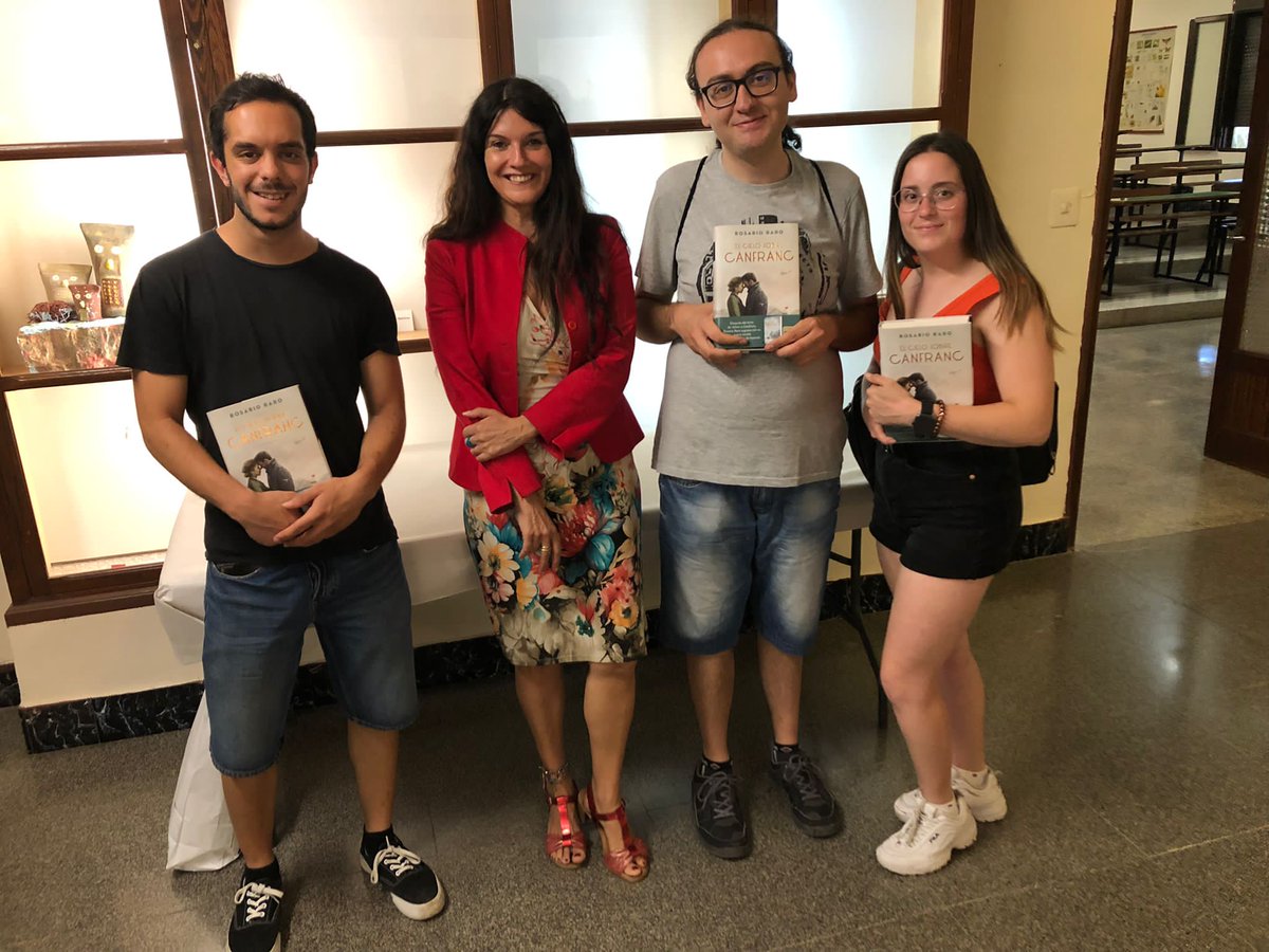 kitsune_guille's tweet photo. Magnífica tarde con @rosarioraro en la presentación de su nueva novela #elcielosobrecanfranc #volveracanfranc https://t.co/88OIyW32O5