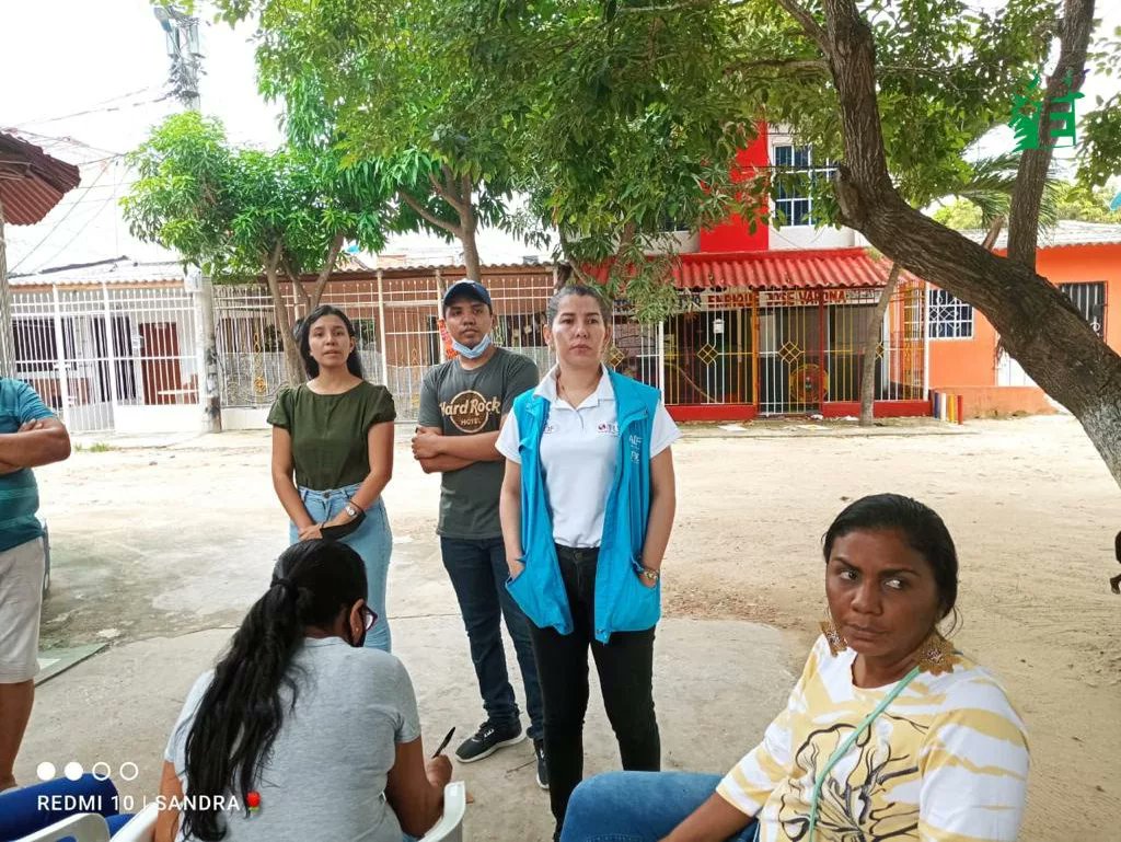 Edumas_soledad's tweet photo. Con @FUPADColombia, guardianes ambientales, líderes sociales y comunidad en general; estuvimos en La Inmaculada con capacitaciones sobre el manejo de residuos sólidos, horarios de recolección por parte del servicio de aseo y #economiacircular.♻️
#GranPactoAmbientalPorSoledad https://t.co/V1od2b8TtN