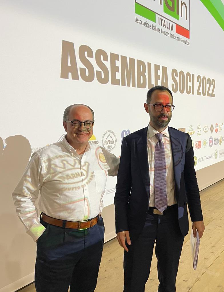 paolodecastro's tweet photo. 🇮🇹🇪🇺 Un impegno comune a salvaguardia delle #IG #qualità #agroalimentare🇪🇺 insieme a #StefanoPatuanelli @Mipaaf_ in occasione #assembleasoci2022 @origin_italia #Predaia #Trento https://t.co/Hb6T38gObf