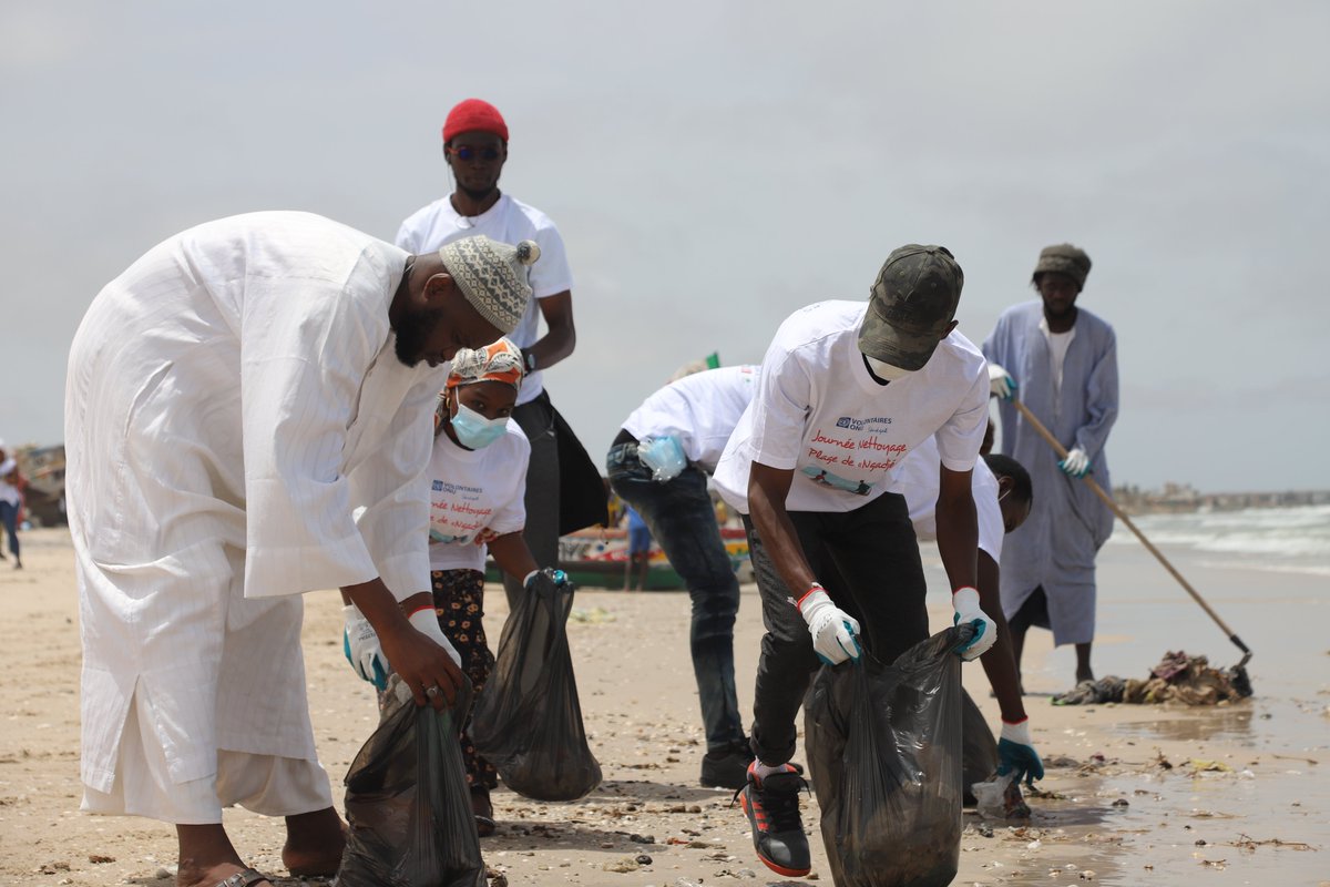UNV_ROWCA's tweet photo. 🖼️ Célébration de la Journée internationale de l'environnement avec @UNV_Senegal 🇸🇳 : nettoyage de la plage de "Ngadje", avec les associations de volontariat dans la commune de Bargny ce jeudi 23 juin 2022.
@OMS_SENEGAL @UNFPASenegal @onufemmesSN @TeamNiintche @CommunedeBargny https://t.co/evI4eiSX2D