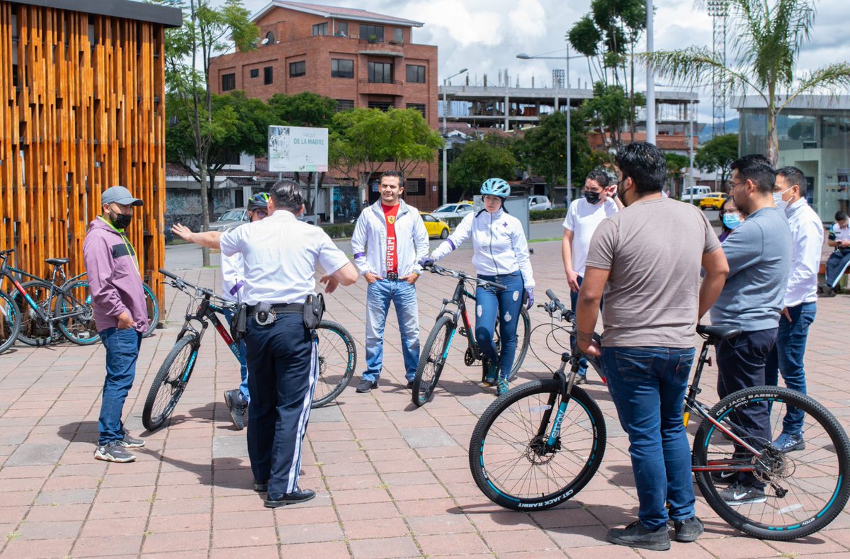 emov_ep's tweet photo. EMOV solidaria con las familias Cuencanas, ante la crisis social que vive el país, une esfuerzos con FARMASOL a través de un convenio, quienes dotarán de bicicletas como alternativa para realizar las entregas de los medicamentos a los sectores de la urbe.

#FarmasolTeQuiereBien💜 https://t.co/CjFOK5duJU