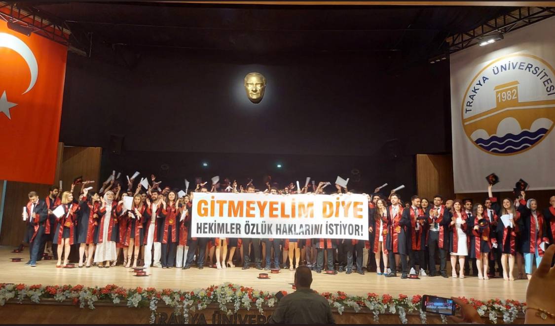 15 bin yeni mezun adına Trakya Üniversitesi Tıp Fakültesi 2022 Mezunları açmış bu pankartı.. BAKAN gözler görsün diye.. <a href="/drfahrettinkoca/">Dr. Fahrettin Koca</a>