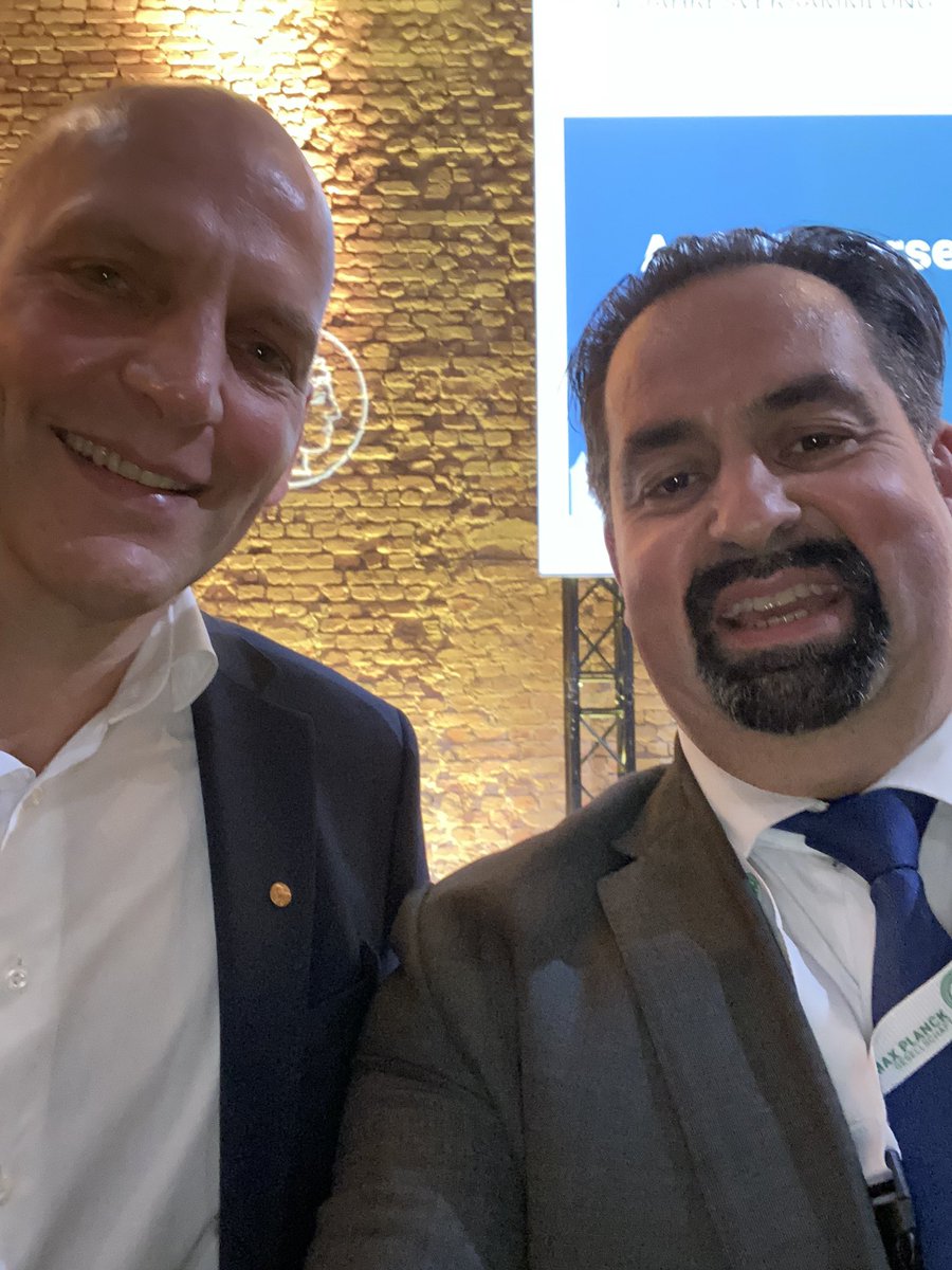 aimanMazyek's tweet photo. Unser #Nobelpreisträger 2021 in Chemie Prof. Dr. Benjamin #List.
Gesten auf der jährlichen Festversammlung der Max #Planck Gesellschaft. Danke für diesen wunderbaren Abend und die Einladung. @maxplanckpress #maxplanckinstitute #MaxPL #benjaminlist #Nobel https://t.co/kHHZZVHEHb