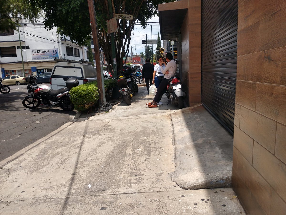 ccnarvarteuno13's tweet photo. Personal de @TotalplayAyuda @totalplaymx sigue #violentando a la #Comunidad @Narvarte_ @En_laDelValle su personal utiliza la banqueta de estacionamiento. Yacatas esq esperanza.
@OVIALCDMX @SSC_CDMX @UCS_GCDMX @OHarfuch se solicita respetar el reglamento de #Transito https://t.co/PWHlMJwAAu