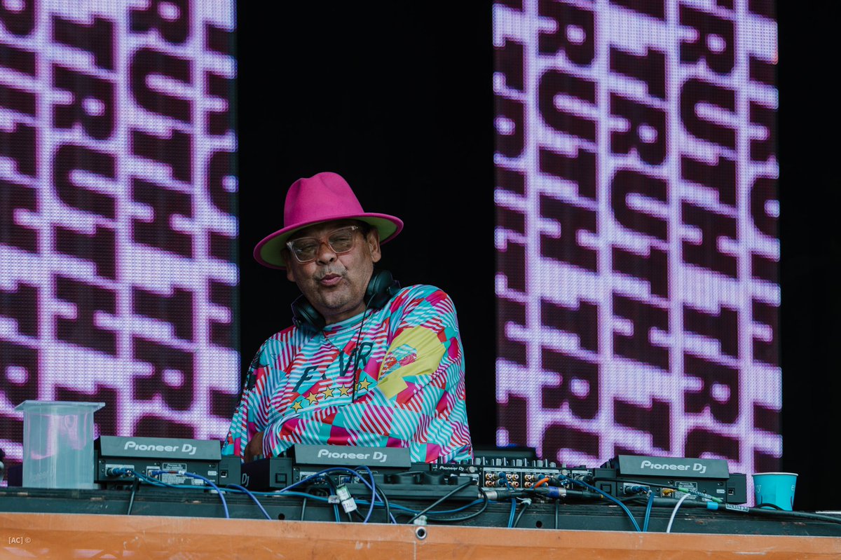 Nothing like a lil dance with <a href="/CCfunkandsoul/">Craig Charles</a> to get Friday going

#Glastonbury2022 #Glasto