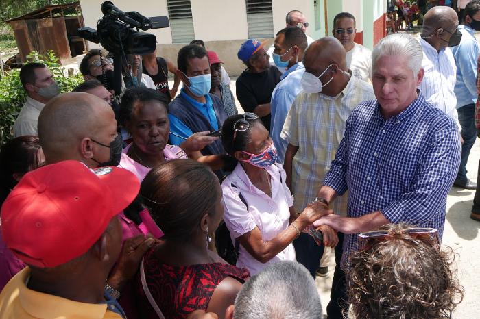 Certezas del presidente de #Cuba:

Estar en la base, llegar a la población, explicar los problemas y buscar constantes alternativas para mantener al pueblo informado  fueron indicaciones del Primer Secretario del <a href="/PartidoPCC/">Partido Comunista de Cuba</a>  y Presidente de la República, <a href="/DiazCanelB/">Miguel Díaz-Canel Bermúdez</a>