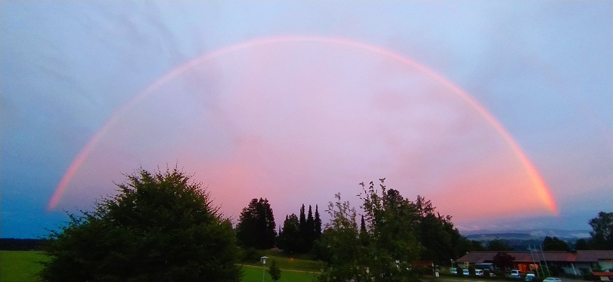 #Regenbogen maximal gerade eben im schönen Allgäu. Es muss ja nicht immer eine #Superzelle sein... und das auch noch vom Balkon aus 😂