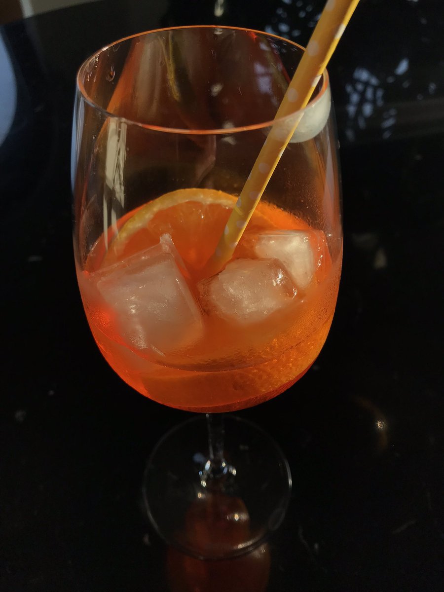 digital_kind's tweet image. 집에와서 일몰 보면서 천천히 마시려고 아페롤 스프리츠 만들었는데 빨대로 세번 들이켜니 얼음이랑 오렌지만 처량하게 남았네