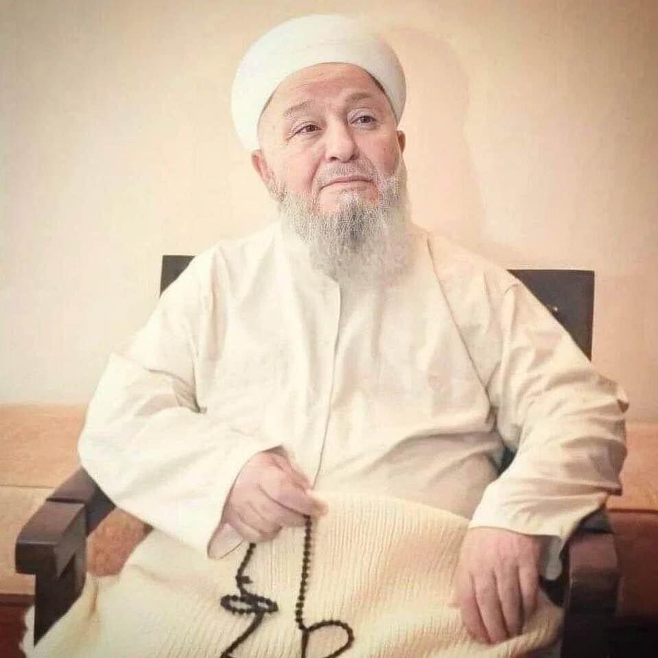 Lâkin sen Sultân'ım, gavs-ı ekbersin,
Âhiretden bile himmet eylersin...
Çok çekdi şu millet, murâda ersin:
Şefâat kıl şâhım, meded-hâhına!..

Rıza Tevfik bölükbaşı