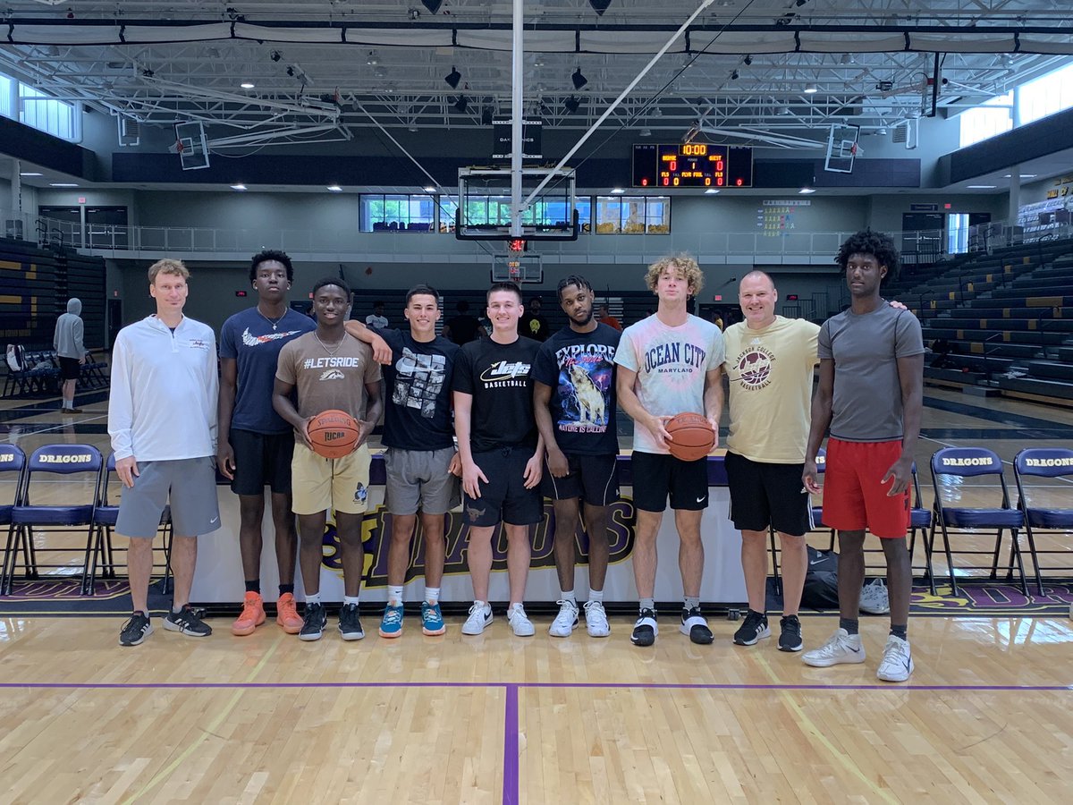 Jets_MBB's tweet photo. Day 1 at ICCAC summer series in Iowa.  5 games in 3 days for the last live period. Play with the best @CoachMark_NH @Coach__CJ  @JCJetsAthletics #ICCAC https://t.co/MdrEYLajPs