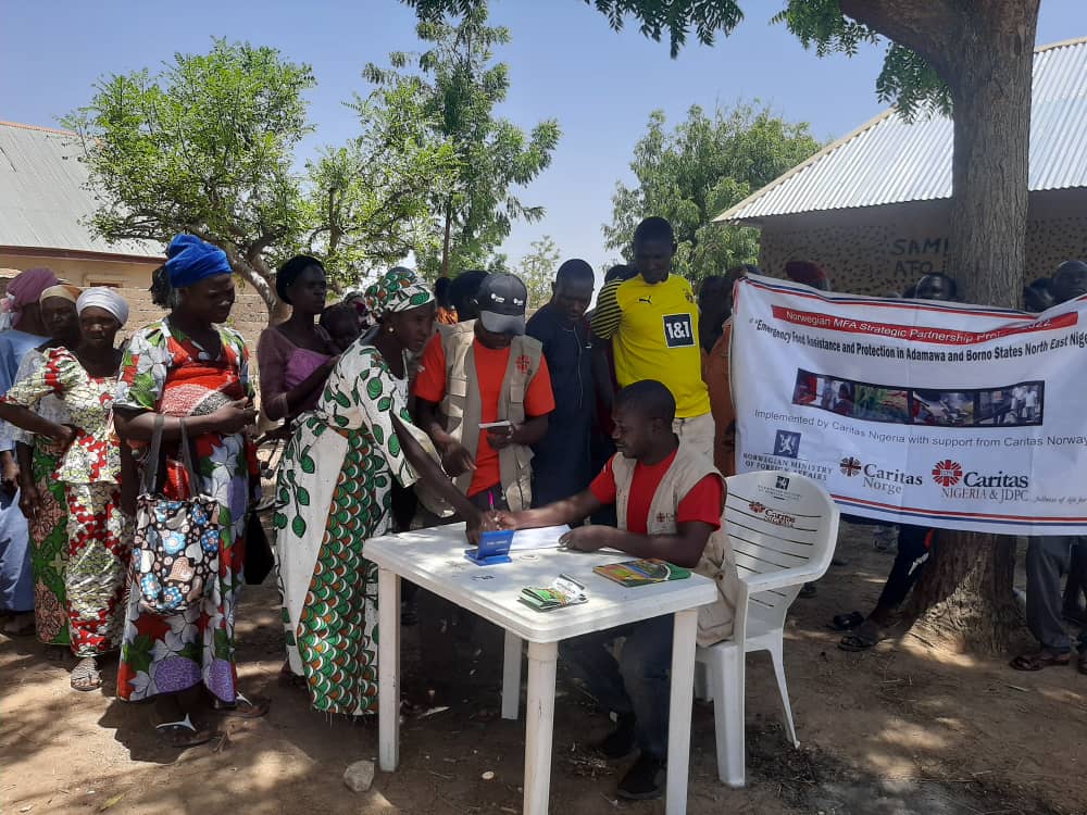 NUdongwo's tweet image. @CaritasNigeria and #JDPCMaiduguri validating and distributing Agricultural inputs for nutrition sensitive farming to vulnerable conflict affected households in Kuda Community, Michika LGA, Adamawa State, with support from @CaritasNorge @NorwayMFA