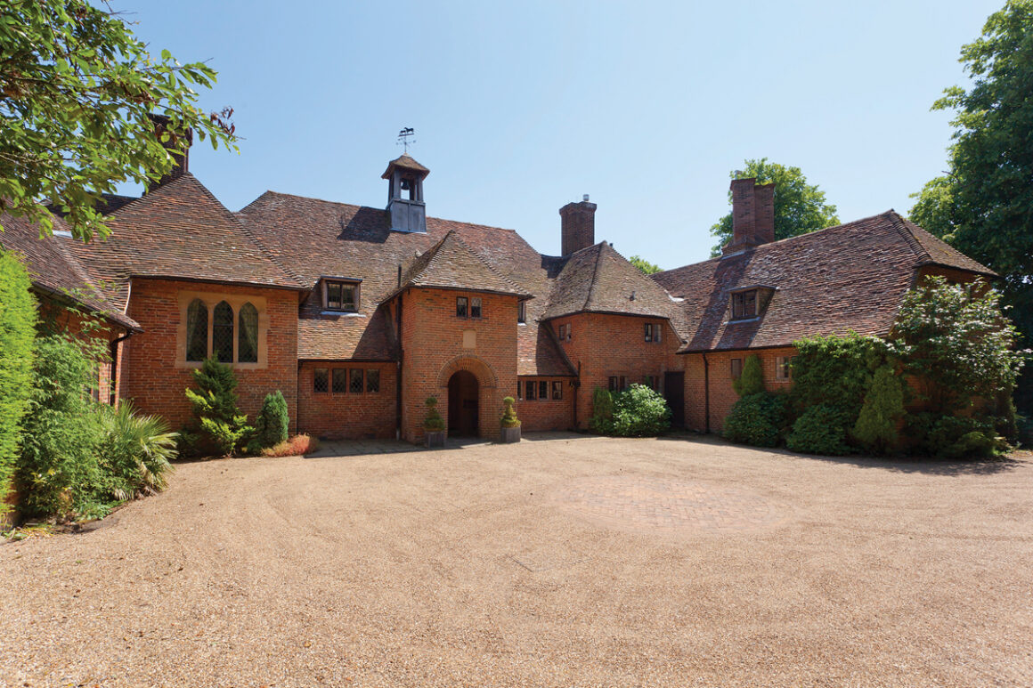 Beresford Court, Oxted 
Countryside property listed with Savills in the beautiful English Countryside. 🌿
bit.ly/39N0uaR

#countrysideproperty #surrey #propertyforsale #newhome #luxurylifestyle #englishvillage #englishcountryside