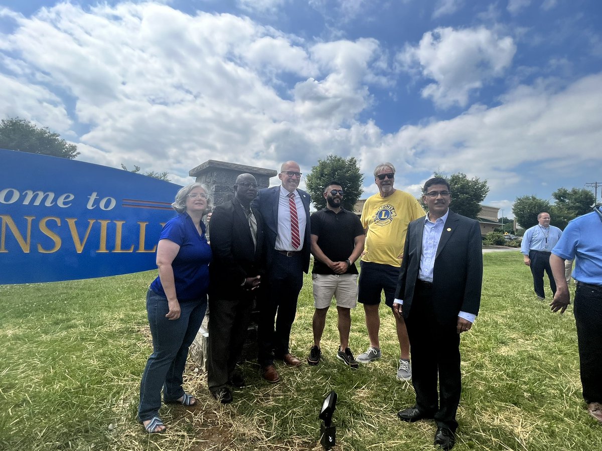 It was pleasure to participate in the unveiling of a new Burtonsville sign! Gateway signage is important for placemaking. It sends a message that this is a place where people live, work & play.