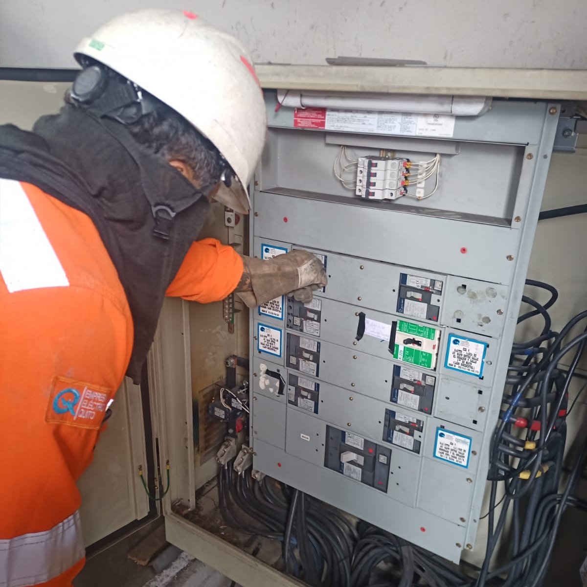 ElectricaQuito's tweet photo. #SoyEEQySíTrabajo | Grupo de operación de la zona centro atiende incidencia en el sector de #Chimbacalle,  el trabajo se realiza en una cámara de transformación de este sector. Al momento, se normalizó el servicio para los clientes de este sector. 
#EnergíaPositiva24_7 https://t.co/eqrZJQPrZh
