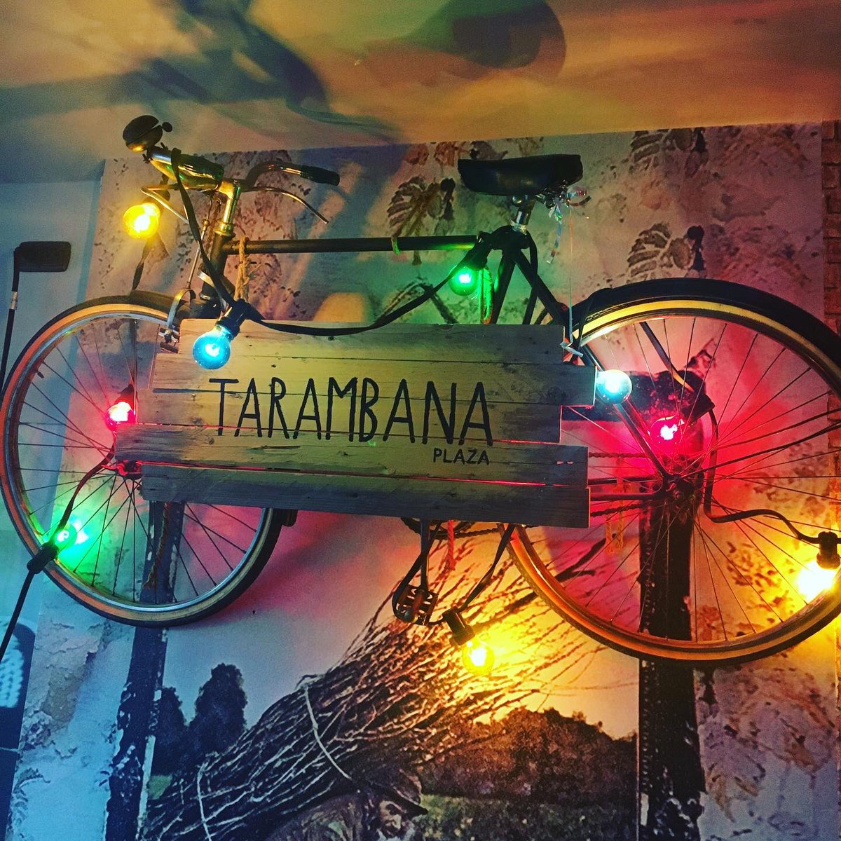 GranadaTeComo's tweet photo. ¿Buscas un lugar donde escuchar buena música y comer rico? 

Hoy probamos en La Tarambana: Quesos Eric Clapton, una tabla de degustación acompañada de pan de pueblo y mermelada de frambues y el Lomo bajo vaca txogitxu acompañados con patatas, delicioso

📍P Santa Ana 1, Atarfe https://t.co/AdackEJETw