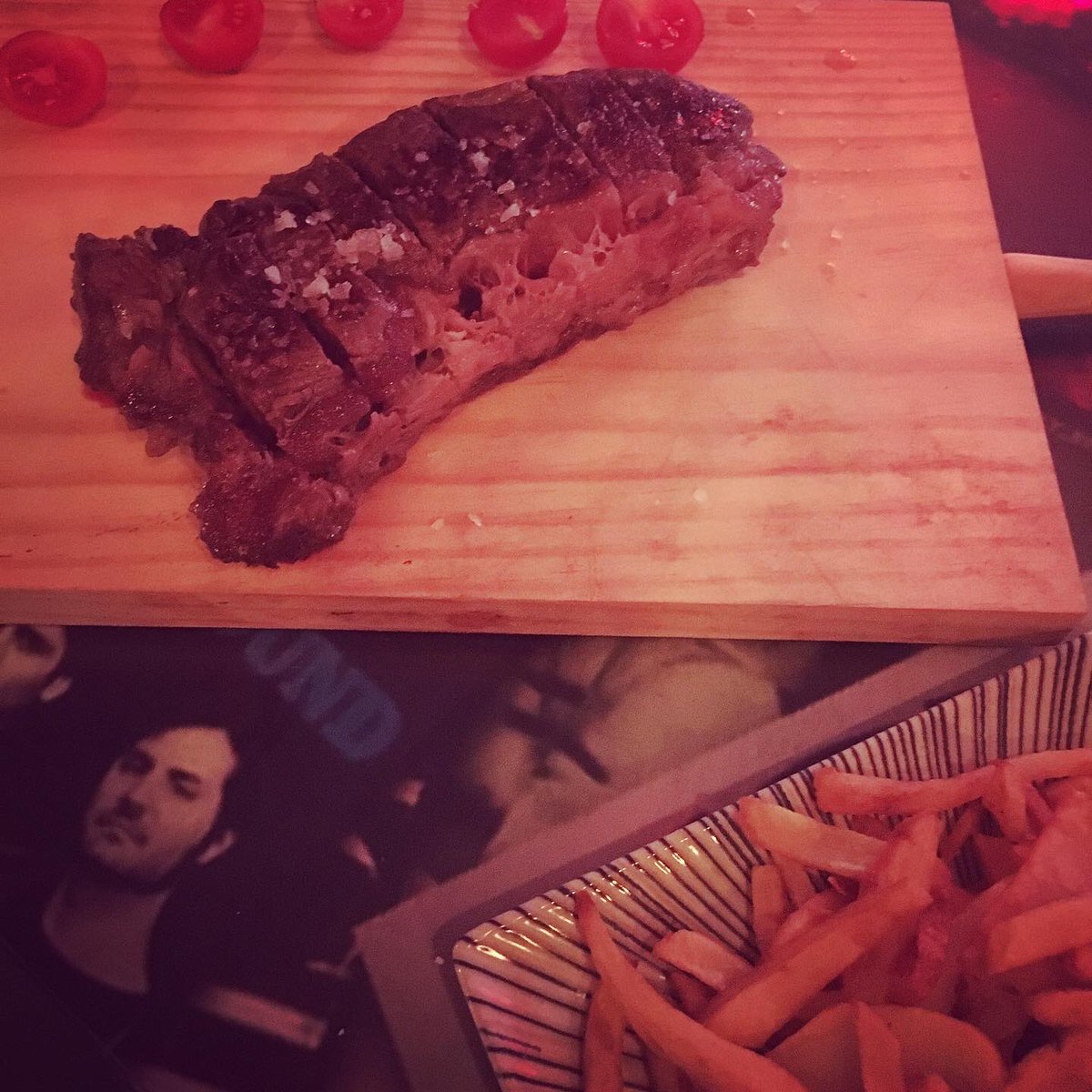 GranadaTeComo's tweet photo. ¿Buscas un lugar donde escuchar buena música y comer rico? 

Hoy probamos en La Tarambana: Quesos Eric Clapton, una tabla de degustación acompañada de pan de pueblo y mermelada de frambues y el Lomo bajo vaca txogitxu acompañados con patatas, delicioso

📍P Santa Ana 1, Atarfe https://t.co/AdackEJETw